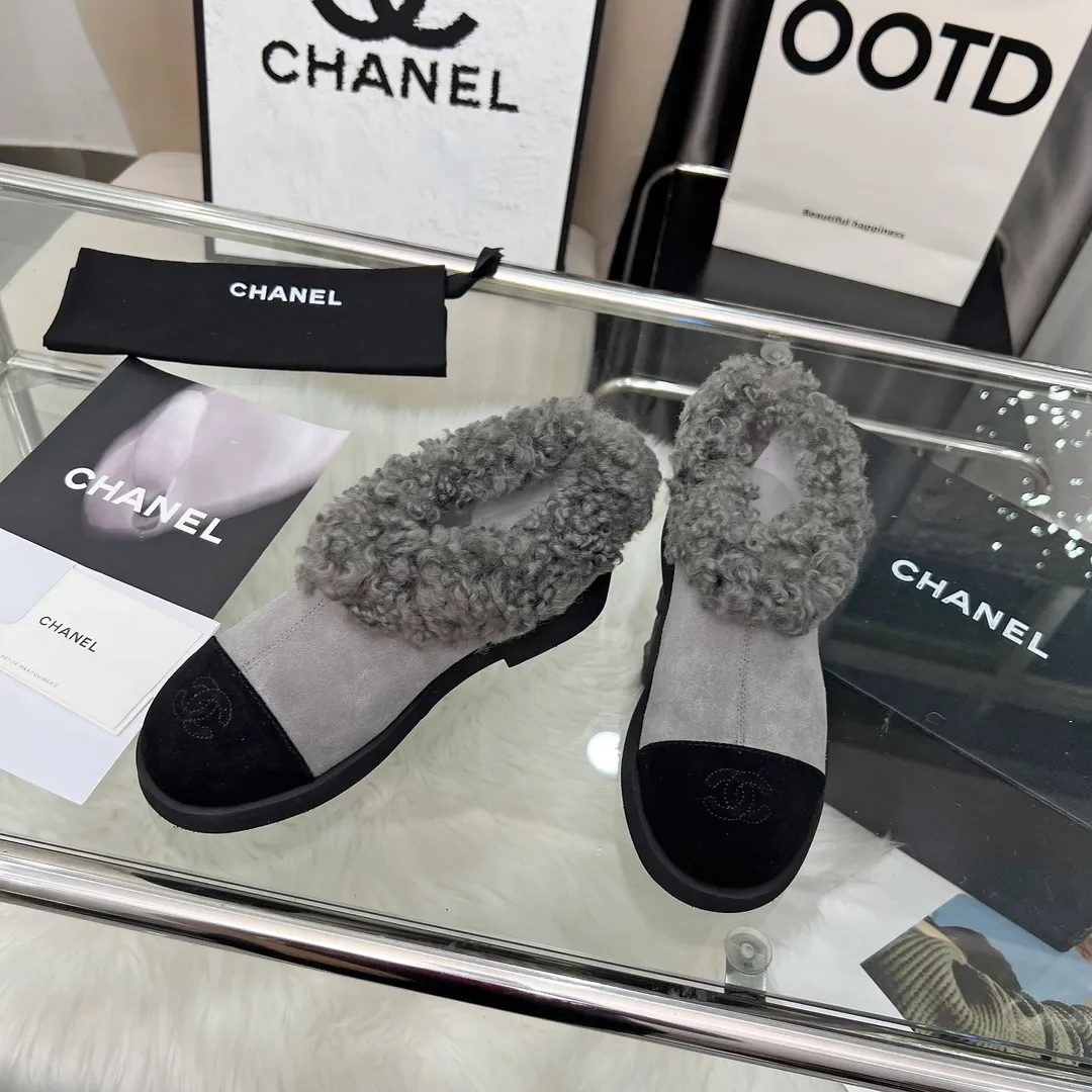 👟👟Ex-factory price 540👟👟 High version of Chanel CHANEL, 🌞🌞🌞Xiaoxiang’s latest 2025 autumn and winter short boots, a must-have item for this autumn and winter season! ! Ms. Chanel loves simple yet irresistible combinations to show her unique style. Mix and match freely to shine⚡Follow Grandma’s fashion steps! ! ! The top-notch craftsmanship and texture are perfectly presented. No matter any details, you can compare them with the counters. The best quality products can be entered and exited from the counters at will! ! ❶Material: imported cowhide/cow suede/wool ❷Lining: sheepskin lining ❸Feet: sheepskin ❹Outsole: original molded sole ❺Heel height: 3cm ❻Number of yards: 35-40 (40 and 41 are customized and non-refundable)